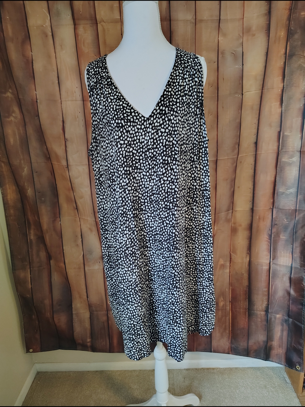 XL Old Navy Black and White Speckled V-Neck Mini Dress